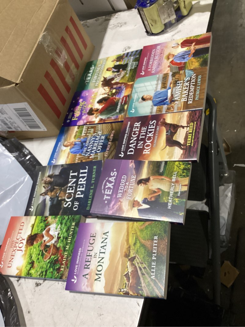 Condition photo showing Good Condition for 10 assorted novels lot