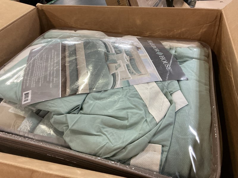 Condition photo showing New/Like New for harbor house cotton comforter set - coastal oceanic sealife design, all season down alternative bedding with matching shams, bedskirt, king(110"x96"), coastline, coral aqua, 4 piece coral aqua king(110"x96")