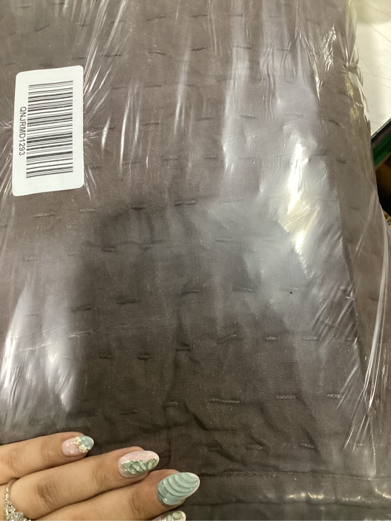 Condition photo showing Good Condition for brown light weight quilt blanket throw quince