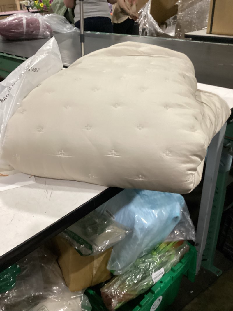 Condition photo showing Good Condition for bamboo dream quilt
