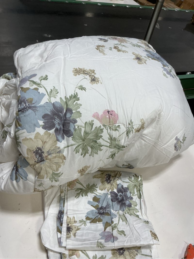 Condition photo showing Good Condition for Floral Comforter King Size 100% Cotton Comforter with Pink and Blue Floral 3 Pieces Vintage Botanical Flowers Comforter Set Soft and Lightweight Bedding Set for All Seasons Vintage Floral King