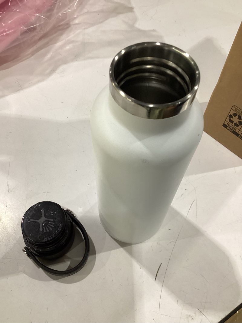Condition photo showing New/Like New for hydro flask standard flex cap white 18 oz 18 oz white