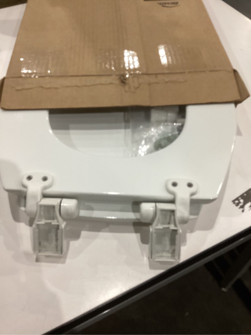 Condition photo showing Good Condition for BEMIS 500EC 390 Toilet Seat with Easy Clean & Change Hinges, 1 Pack Round, Cotton White