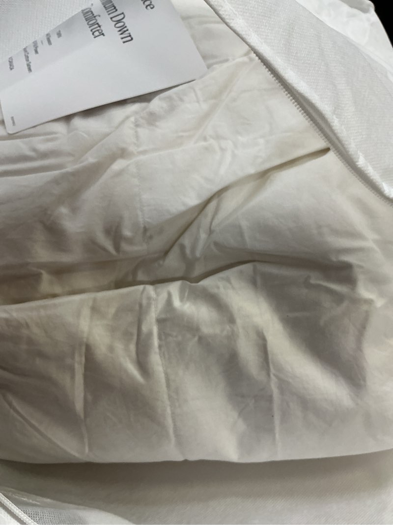 Condition photo showing New/Like New for quince premium down comforter twin all season white