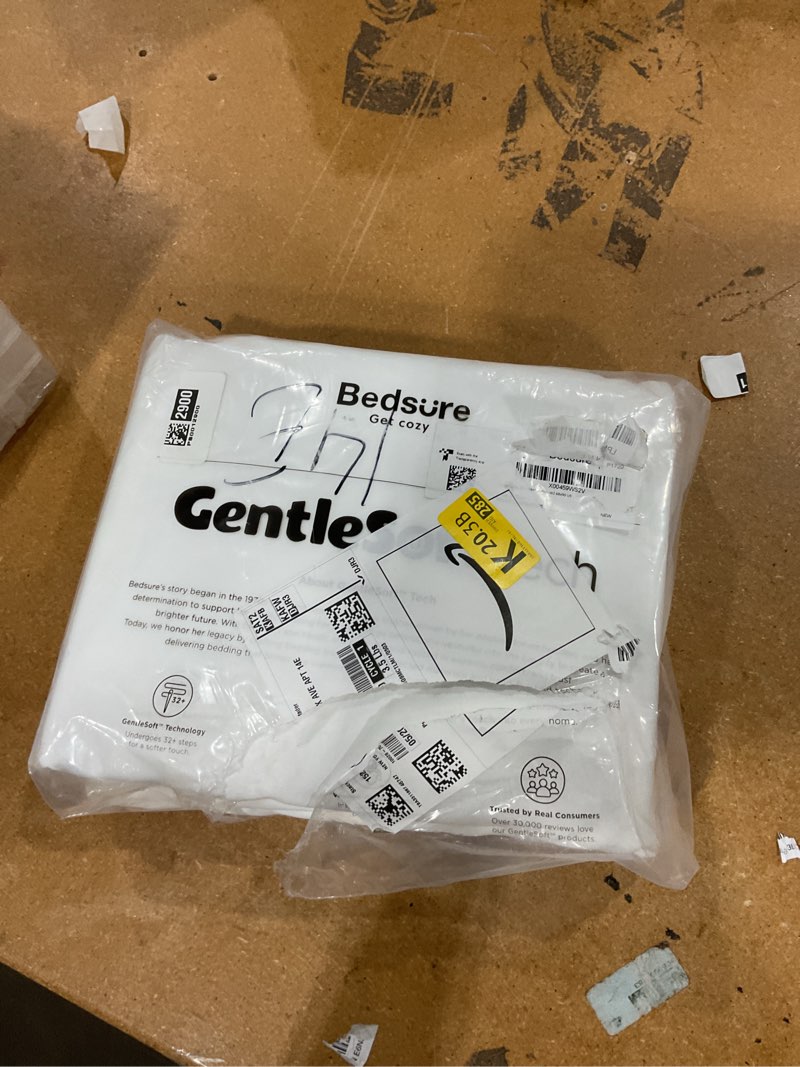 Condition photo showing New/Like New for bedsure twin size duvet cover with fitted sheet - 3 pieces prewashed polyester extra soft bedding set, includes 1 duvet cover 68''x90'' with zipper closure, 1 pillow sham, 1 fitted sheet, white 00 - white (no comforter) twin (with fitted sheet)