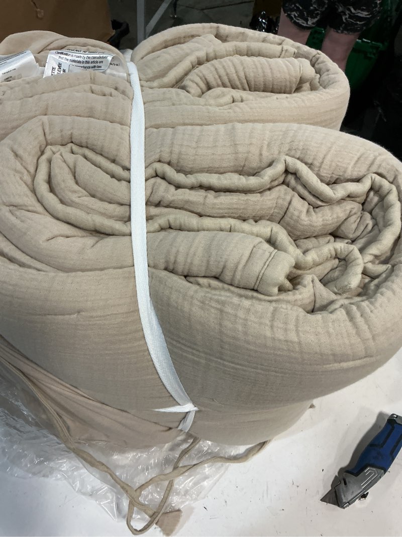 Condition photo showing New/Like New for european linen dream quilt (color sand size: king/cal king)