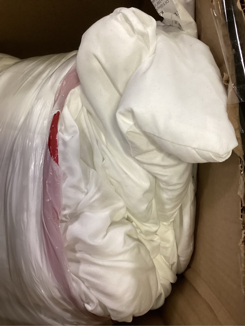 Condition photo showing Good Condition for Bedsure Comforter Duvet Insert - Quilted Comforters King Size, All Season Duvet, GentleSoft Down Alternative Bedding Blanket, with 8 Tabs, Gifts for Women/Men, White, King 90 x 102 Inches White King