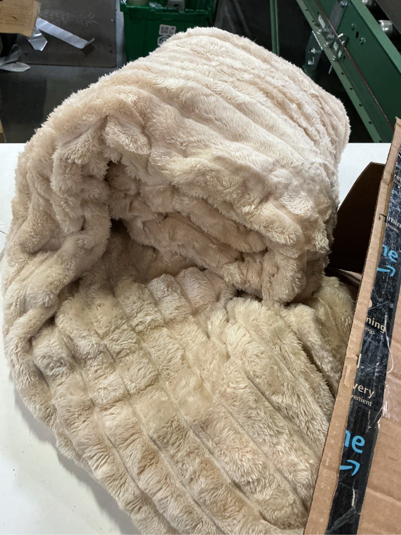Condition photo showing Good Condition for exclusivo mezcla king size flannel fleece blanket, super soft striped jacquard bed blanket, lightweight fuzzy cozy for all seasons, 90x104 inches, beige beige king ( 90x104 in )