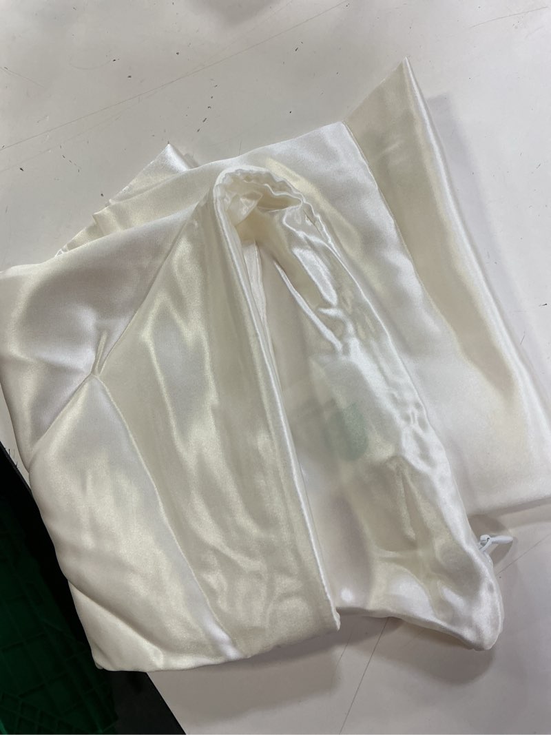 Condition photo showing Good Condition for 100% mulberry silk pillowcase, queen, ivory