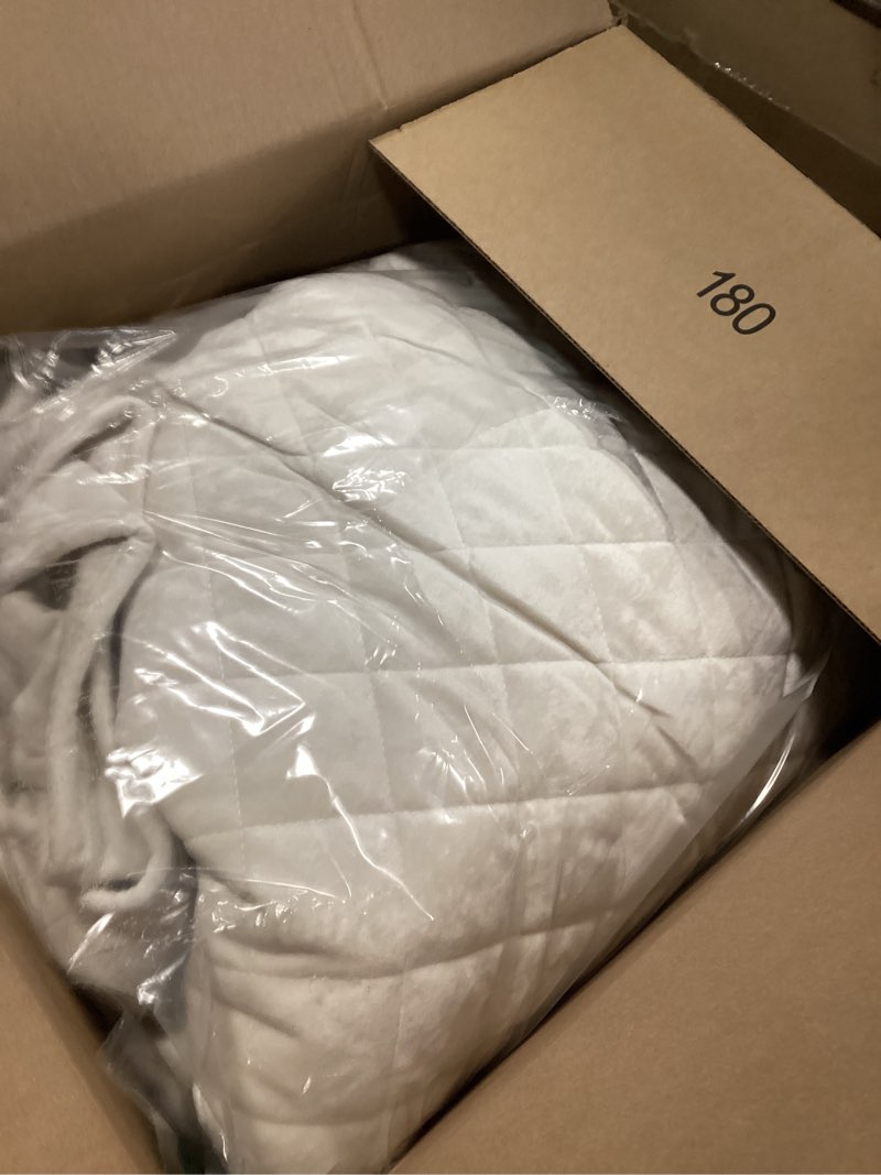 Condition photo showing Good Condition for EVERGRACE Luxury Velvet Quilt Set Queen Size, Diamond Quilted Lightweight Velvet Comforter for All Season, Ultra Soft Oversized Bedspread Coverlet Bedding Set with 2 Pillow Shams, Ivory White FULL/QUEEN (92" x 96") Classic Diamond Ivory White