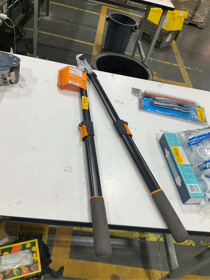 Condition photo showing Good Condition for fiskars extendable power-lever lopper (25" - 37")