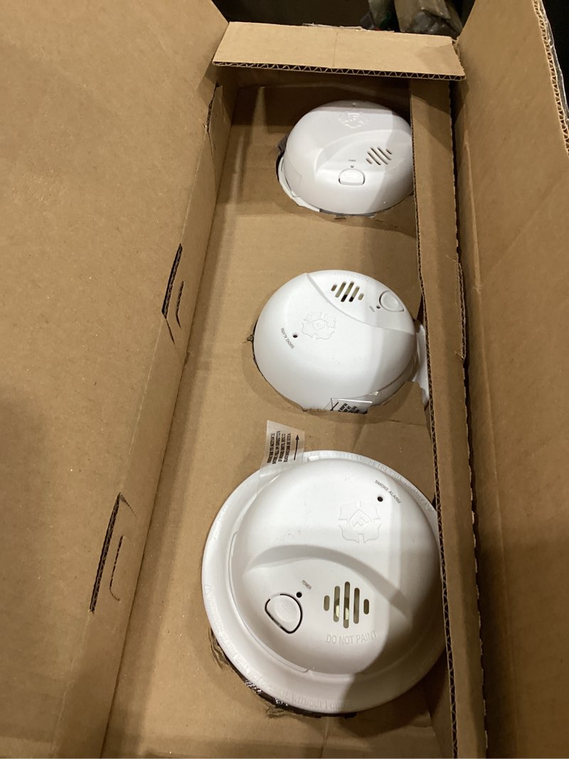 Condition photo showing New/Like New for first alert smoke alarm, battery-operated detector with test & silence button, smi100, 1-pack 1-pack precision detection smi100