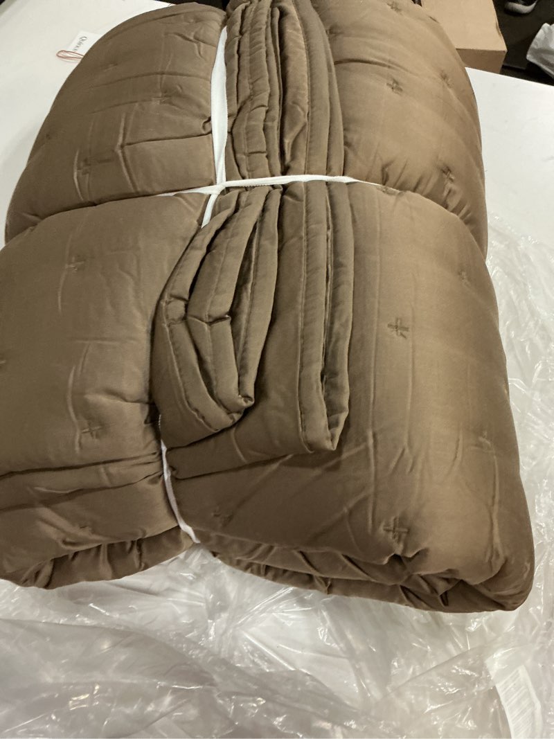 Condition photo showing New/Like New for bamboo dream quilt color: walnut size: king/cal king quinse