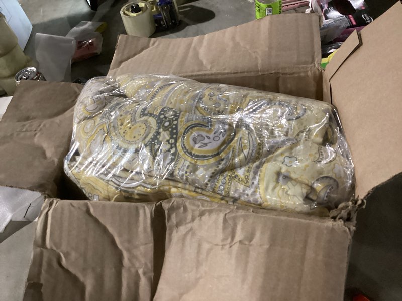 Condition photo showing Good Condition for yellow paisley quilt set king size boho quilt bedspread set 3 pieces, soft lightweight paisley floral pattern coverlet bedding set for all season, 104''x90''
