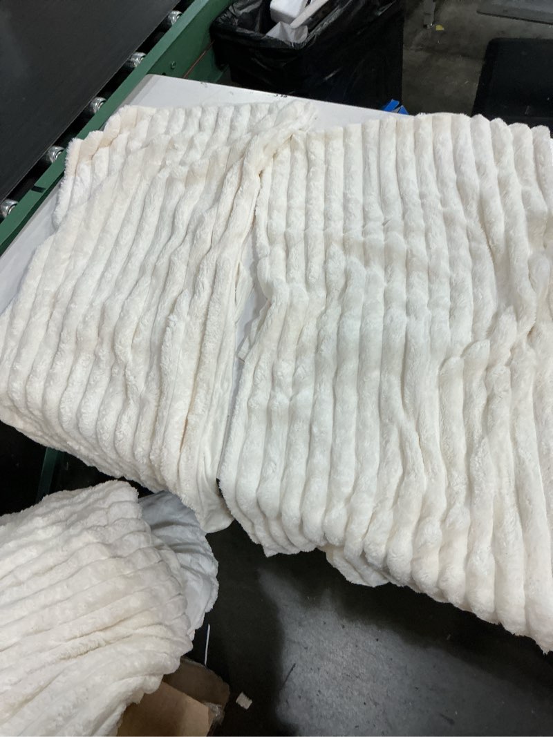 Condition photo showing Good Condition for bedsure faux fur king comforter set - coconut white fluffy comforter queen size, soft and cozy shaggy bedding comforter sets, winter warm luxury fuzzy bed set, 1 comforter and 2 pillowcases king 02 - coconut white
