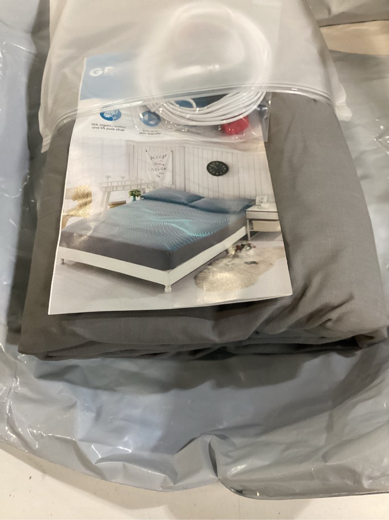 Condition photo showing New/Like New for grounding sheets queen size, 95% organic cotton + 5% pure silver fiber