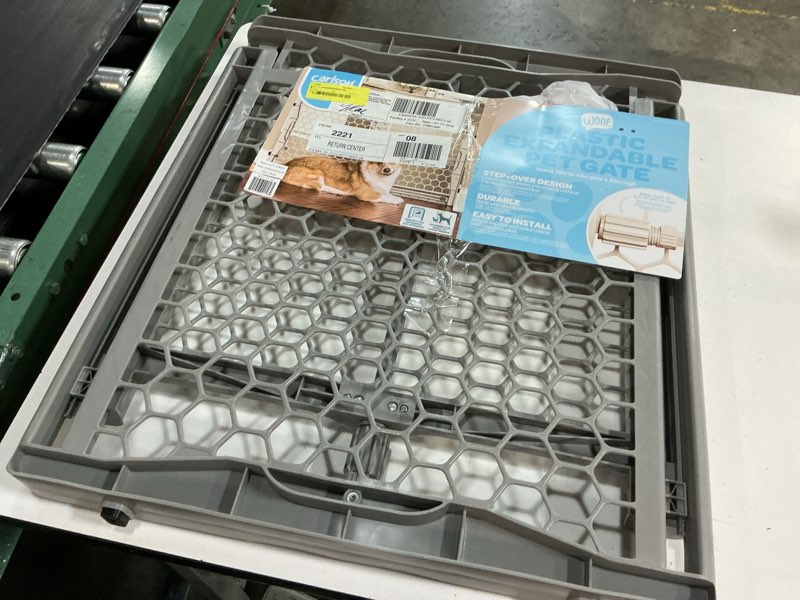 Condition photo showing As Is for carlson pet products easy fit plastic adjustable expandable pet gate 28-42"