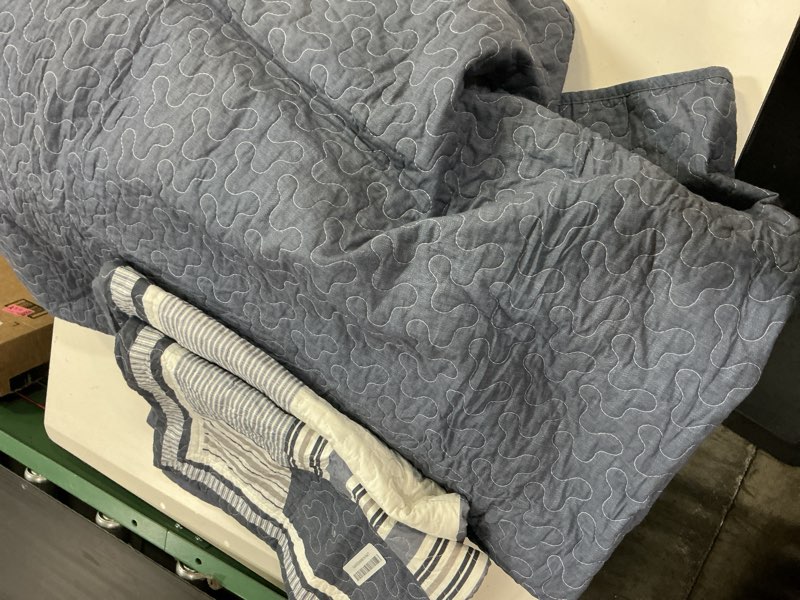 Condition photo showing Good Condition for 100% cotton oversized king bedspread, 120x120 extra large quilt set, farmhouse coastal quilted bedding set, geometric patchwork lightweight soft comforter, 3 piece, blue/gray/white blue/white oversized king(120"x120")