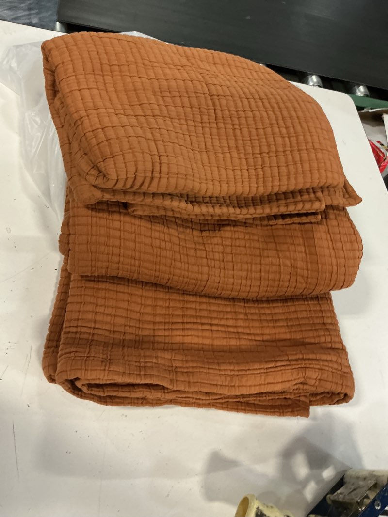 Condition photo showing Good Condition for organic ribbed cotton coverlet set full/queen