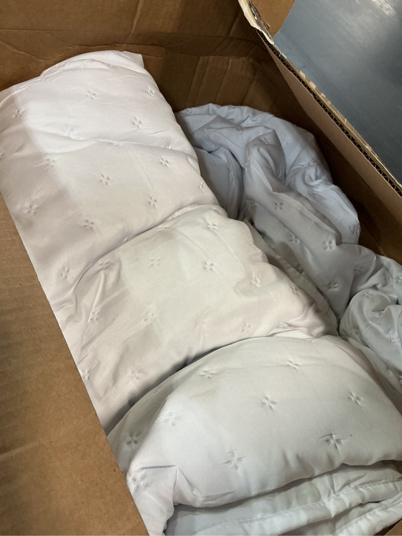 Condition photo showing Good Condition for bedsure king quilt - bright white bedspread king size & lightweight comforter, modern coverlet with clover pattern, ultra soft all-season bedding, 106 x 96 inches | stitch-free quilting, ultra soft, lightweight, machine washable, pet-friendly 01 - bright white - clover king