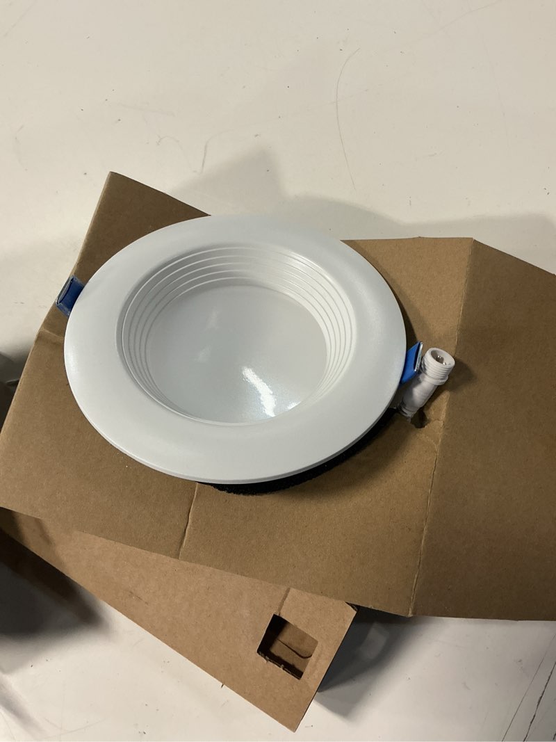 Condition photo showing Good Condition for halo white 4 in. w plastic led canless recessed downlight 7.8 w