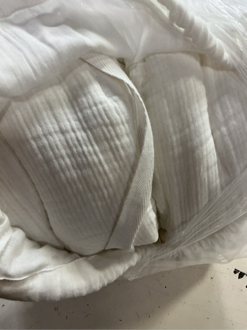 Condition photo showing New/Like New for organic cotton gauze dream quilt, king/cal king, white