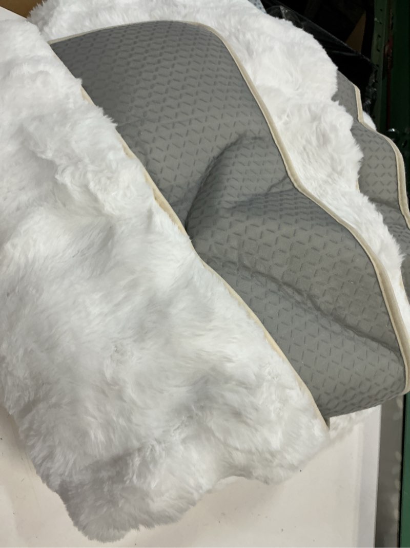 Condition photo showing Good Condition for white rabbit plush rug 5'x8', fluffy faux fur shaggy area rug for nursery, kids room decor, soft fuzzy carpet for living room, bedroom, teen girls room white 5'x8'(rectangular)