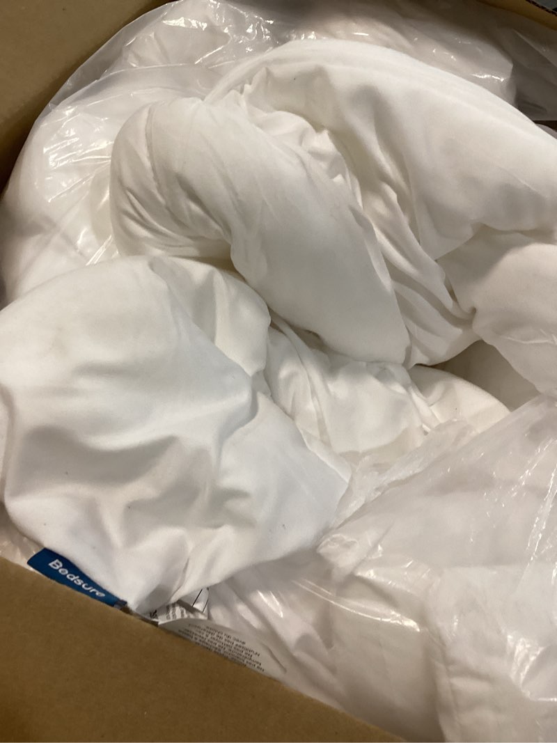 Condition photo showing Good Condition for Bedsure Comforter Duvet Insert - Quilted Comforters Queen Size, All Season Duvet, GentleSoft Down Alternative Bedding, with 8 Tabs, Gifts for Women/Men, White, Queen 88 x 88 Inches White Queen