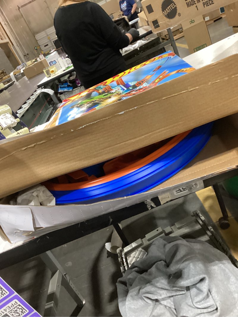 Condition photo showing New/Like New for hot wheels track set with 1:64 scale toy car, 4 intersections for crashing, powered by a motorized booster, criss-cross crash track (amazon exclusive) criss cross crash