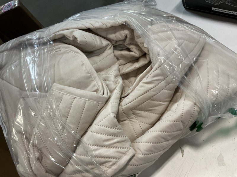 Condition photo showing Good Condition for Exclusivo Mezcla Ultrasonic Full Queen Quilt Bedding Set, Lightweight Brich Beige Bedspreads Soft Modern Geometric Coverlet Set for All Seasons (1 Quilt and 2 Pillow Shams) Brich Beige Full/ Queen (90"x96")