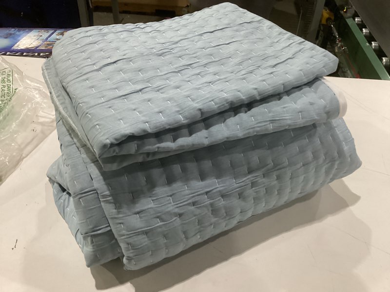 Condition photo showing New/Like New for greenland home fashions homestead modern artisan reversible matelassé coverlet set, 3-piece full/queen, sky blue 3-piece full/queen sky blue