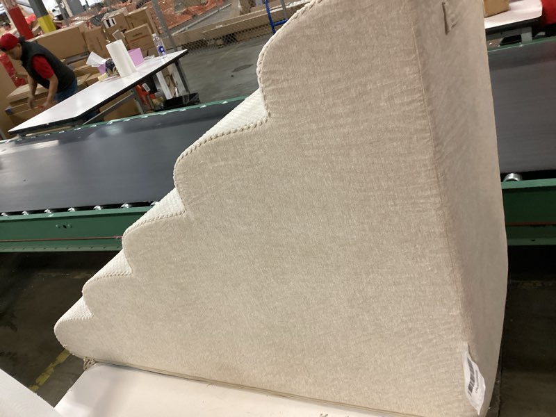 Condition photo showing Good Condition for EHEYCIGA Curved Dog Stairs Ramp for High Beds 22.6" H, 5-Step Dog Steps for Small Dogs and Cats, Pet Stairs for High Bed Climbing, Non-Slip Balanced Pet Step Indoor, Beige Fleece-Beige 5-Step