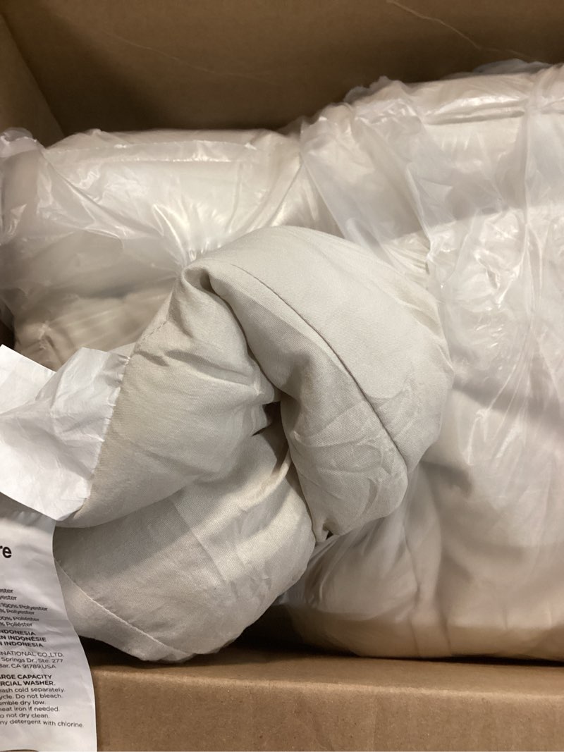 Condition photo showing As Is for similar bedsure king size comforter set - beige king comforter set, soft bedding for all seasons, cationic dyed bedding set, 3 pieces, 1 comforter (104\"x90\") and 2 pillow shams (20\"x36\"+2\") king 05 - beige