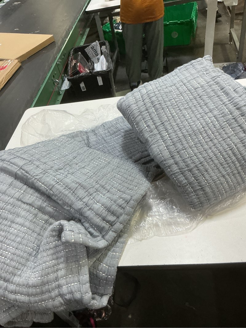 Condition photo showing Good Condition for quince organic cotton channel stitch coverlet 88”x92” grey