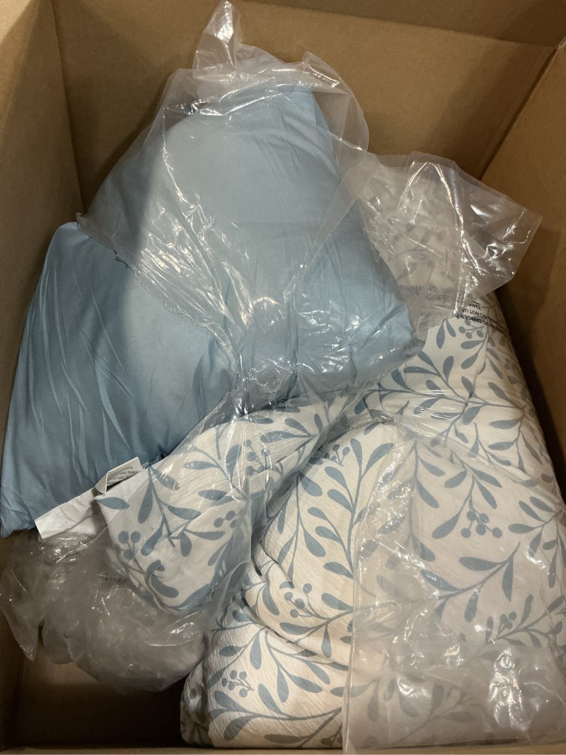 Condition photo showing Good Condition for madison park 5-piece reversible botanical comforter set - summer floral print with scalloped edges, lightweight bedding with decorative pillows, king, blue | reversible, lightweight king blue
