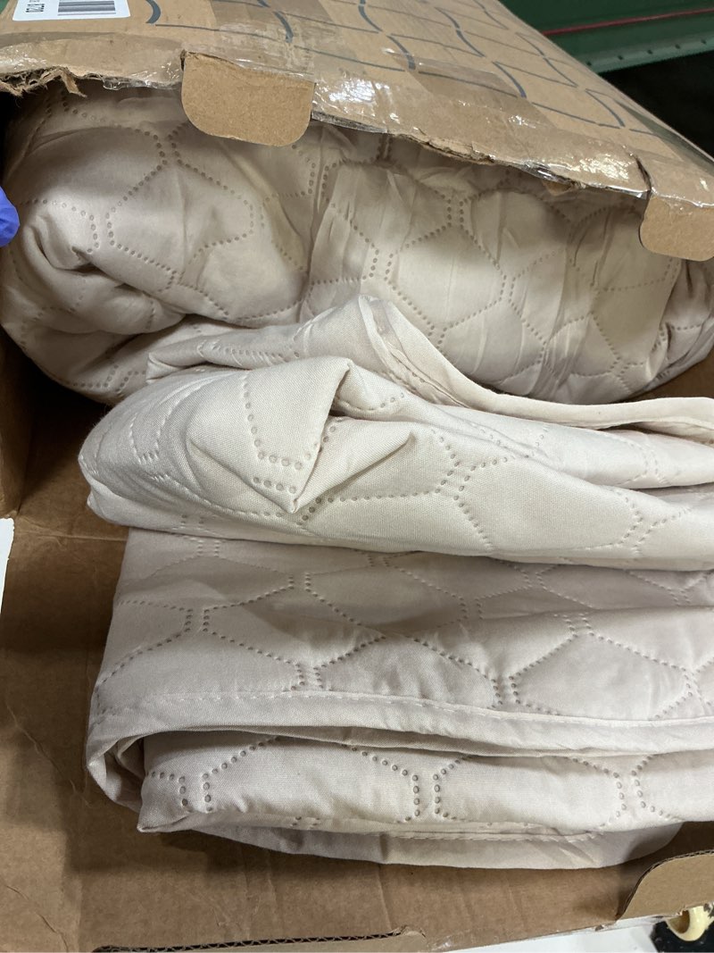 Condition photo showing Good Condition for Bedsure Tufted Boho Comforter Set Oversized King - Beige Boho Bed Set, GentleSoft™ 3 Pieces Farmhouse Shabby Chic Embroidery Bedding, Gifts for Woman, Soft Jacquard Comforter for All Seasons Oversized King 01 - Beige - Elegant