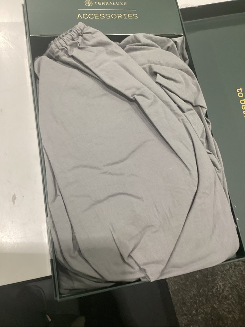 Condition photo showing Good Condition for grounding sheets king, 12% pure silver, organic cotton, cool, soft, breathable, durable, with tester & 2 cords, earth connecting fitted bedding light gray king