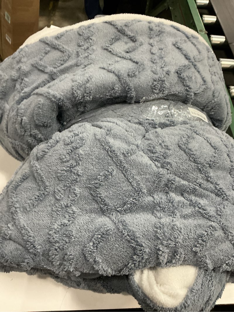 Condition photo showing As Is for SOVILEE Thickened Super Soft Insulation Hibiscus Winter Quilt, Cashmere and Double Fabrics, Breathable Warmth Fluffy Plush Sided Velvet Blanket (Grey,150 * 200cm/59.05 78.74in (3KG)) Grey 150 * 200cm/59.05 * 78.74in (3KG)