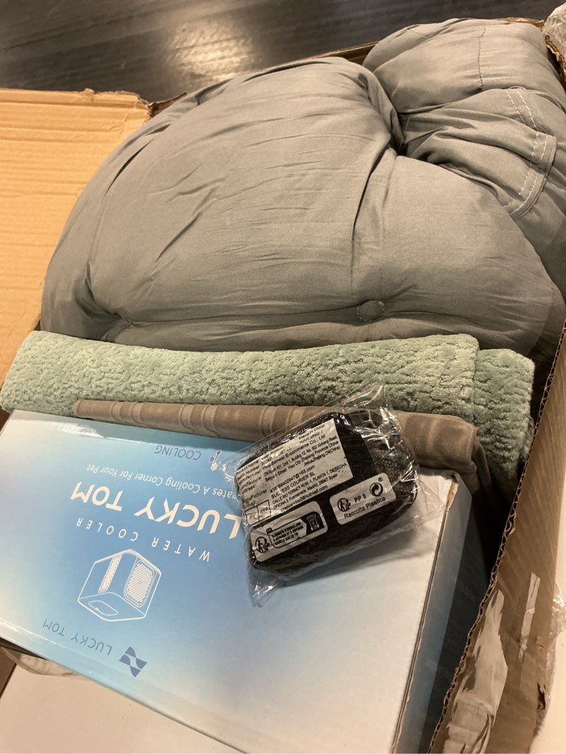 Condition photo showing Good Condition for consistent warm and cold water pad, pet bed heating & cooling system, no electric shock or chemical gel needed, machine washable bed, ideal for home and crates (cooling & heating green, 35" x 22")