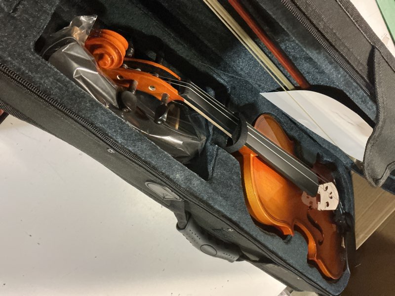 Condition photo showing Good Condition for violin 4/4 full size kit for beginners, glossy violin fiddle set for adults, students with violin case, bow, rosin, fingerboard sticker, shoulder rest, extra strings and bridge(plywood, full)