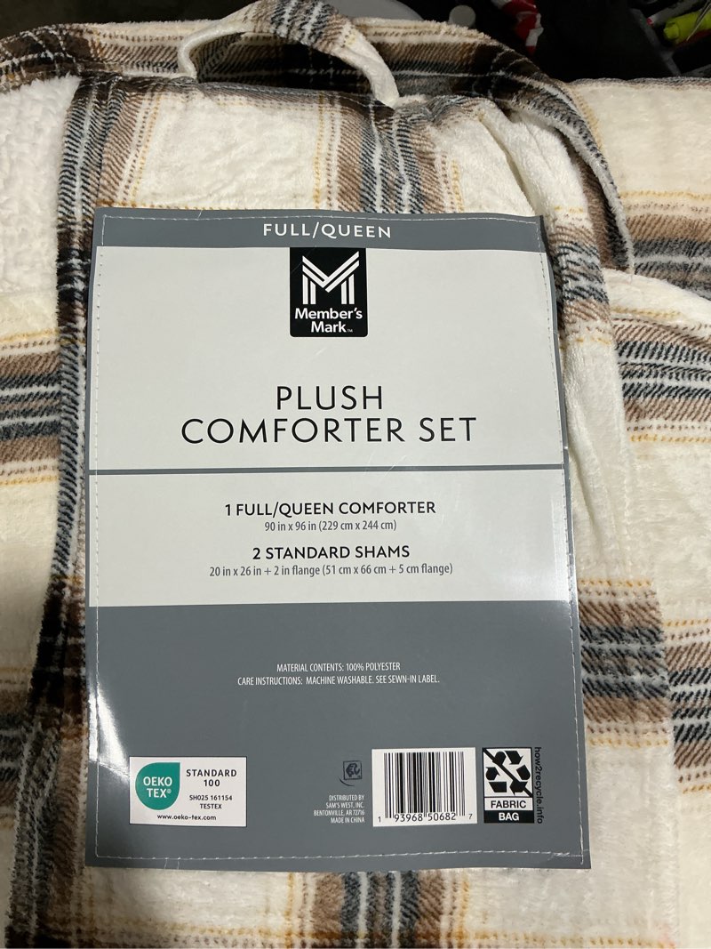Condition photo showing New/Like New for member's mark 3-piece printed plush comforter set full/queen