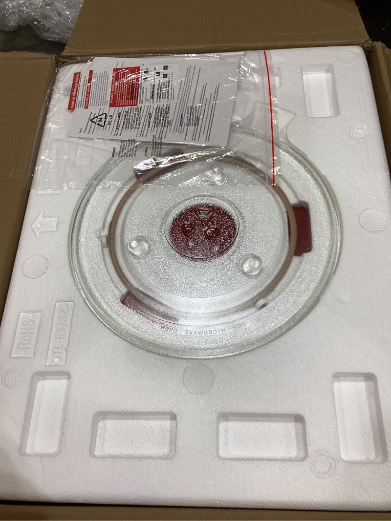Condition photo showing New/Like New for frigidaire emw1132-red 1.1 cu. ft. 1000w microwave, red