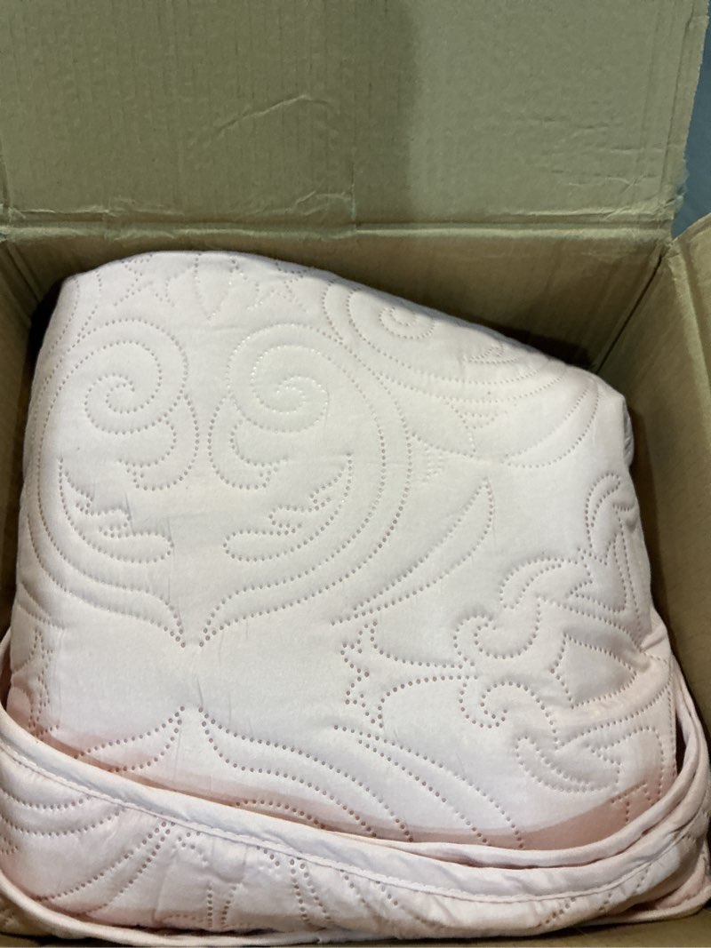Condition photo showing Good Condition for exclusivo mezcla quilts king size bedspread with 2 pillow shams, lightweight blush pink king quilt bedding set with vintage damask pattern, soft bedspreads coverlets for all seasons blush pink king (104"x96")