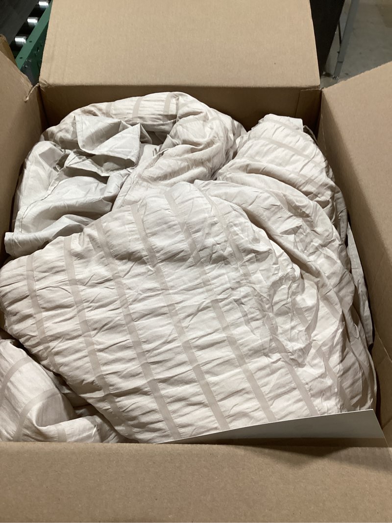 Condition photo showing Good Condition for JOLLYVOGUE Queen Comforter Set, 3 Pieces White Seersucker Comforters Queen Size, Lightweight & Fluffy Bedding Sets Queen for All Season with 1 Ruffle Comforter and 2 Ruffle Pillowshams Queen White