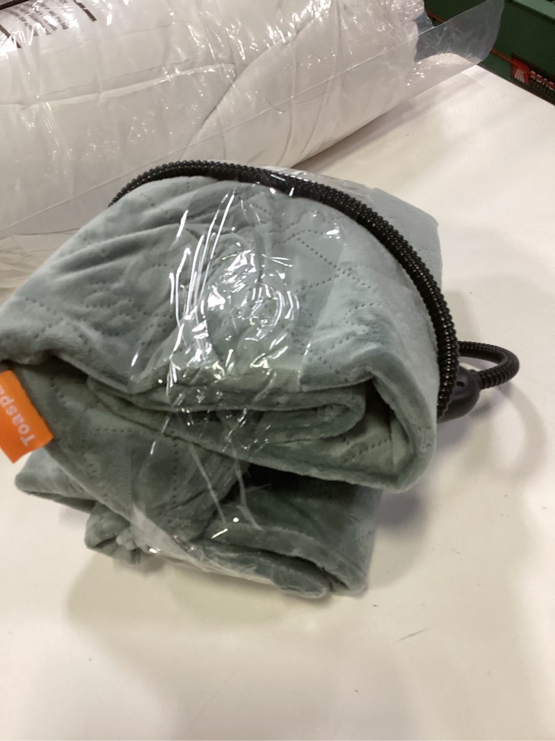 Condition photo showing Good Condition for Pet Heating Pad for Cats Dogs Electric Heated Bed Waterproof Warming Mat Indoor Outdoor Chew Resistant Cord Adjustable 5 Timer and 6 Level Temperature for Pets Puppy Animals-17.7x17.7in Small