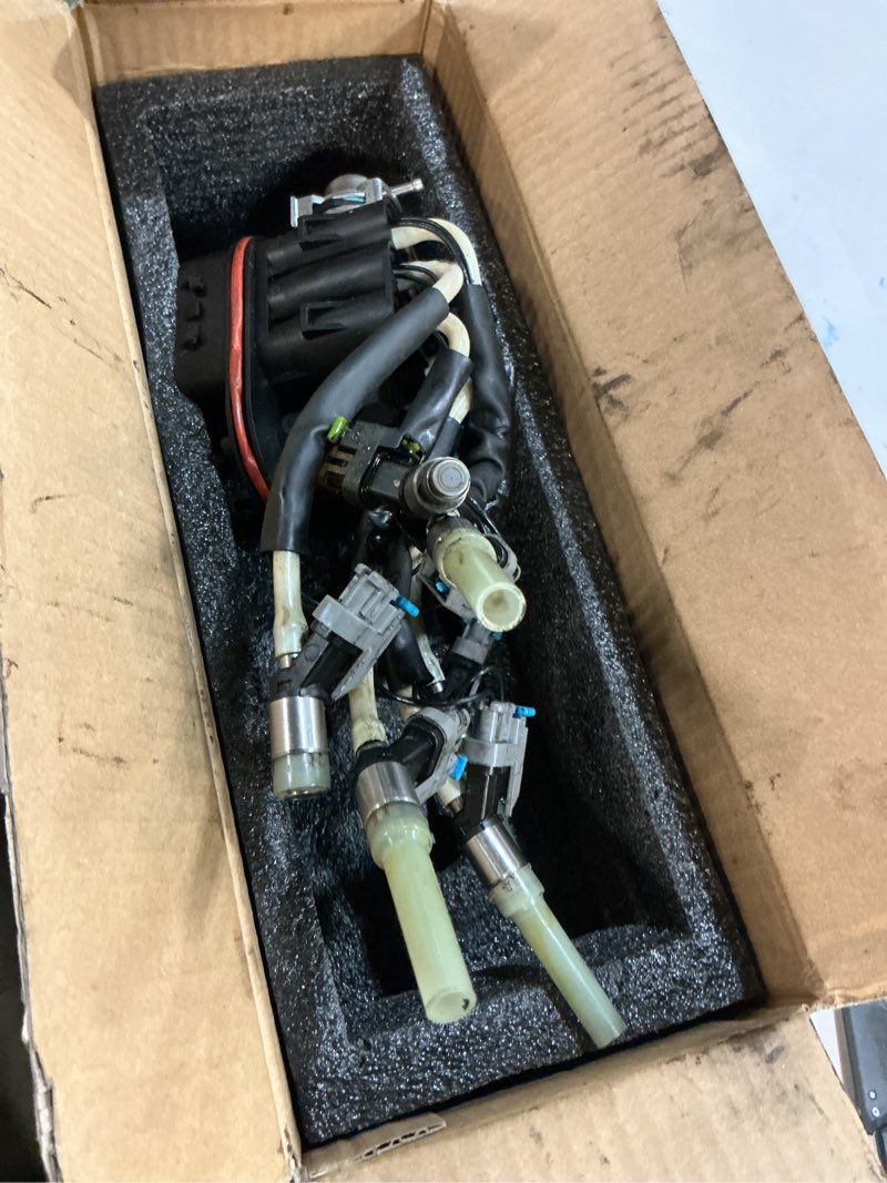 Condition photo showing As Is for fj503 fuel injector assembly w/bracket fuel system for chevrolet blazer c1500 k1500 express 1500 2500 1996-2014, for gmc jimmy savana sierra safari oldsmobile chevy v6 4.3l replace# 93441235 17113295