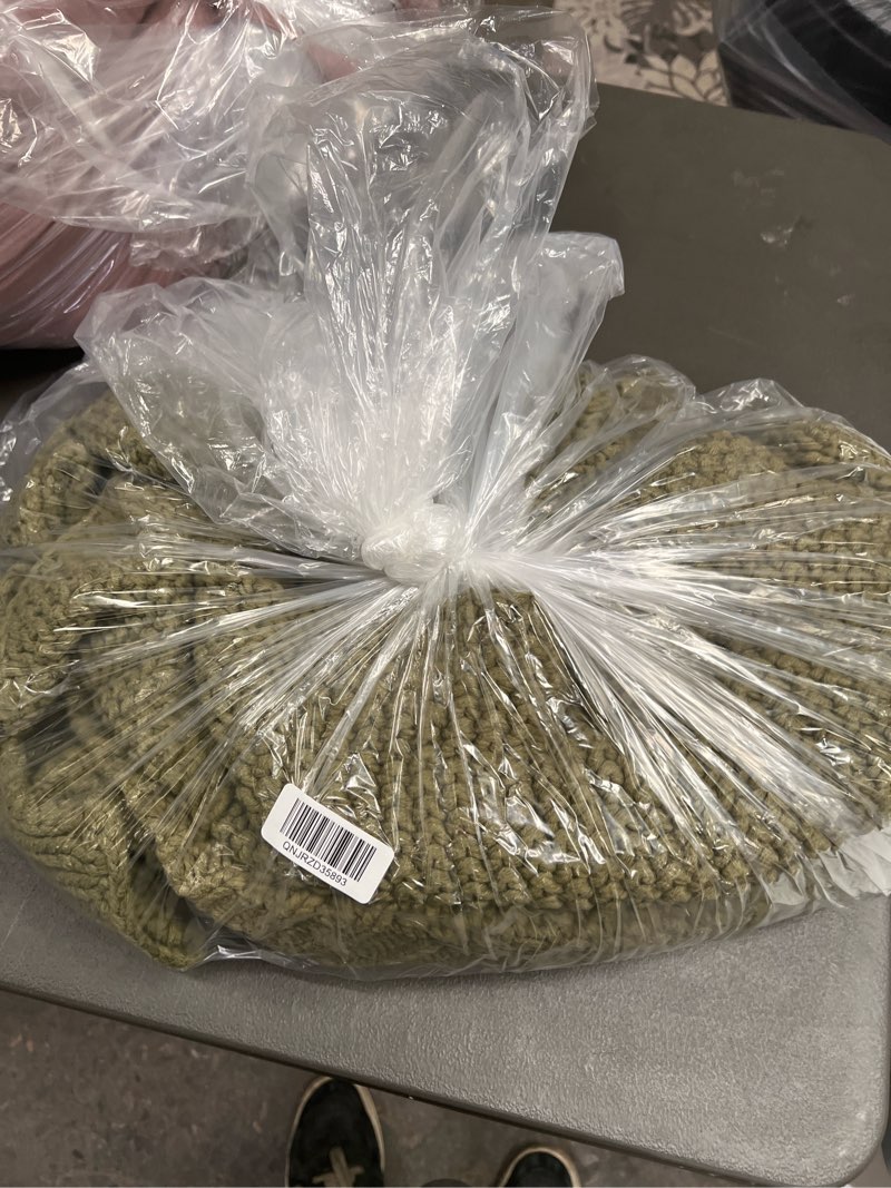 Condition photo showing Good Condition for green quilt