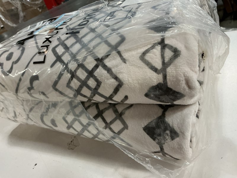 Condition photo showing Good Condition for SHACOS 6x9 ft Living Room Rugs Soft Low Pile Non Slip Washable Area Rug Floor Mat for Bedroom Dining Room, Moroccan Geometric Bordered Rug, Black White 6'x9" Black White