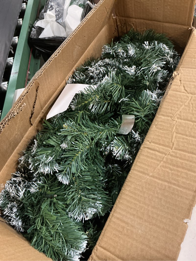Condition photo showing Good Condition for xmas garland, size unknown
