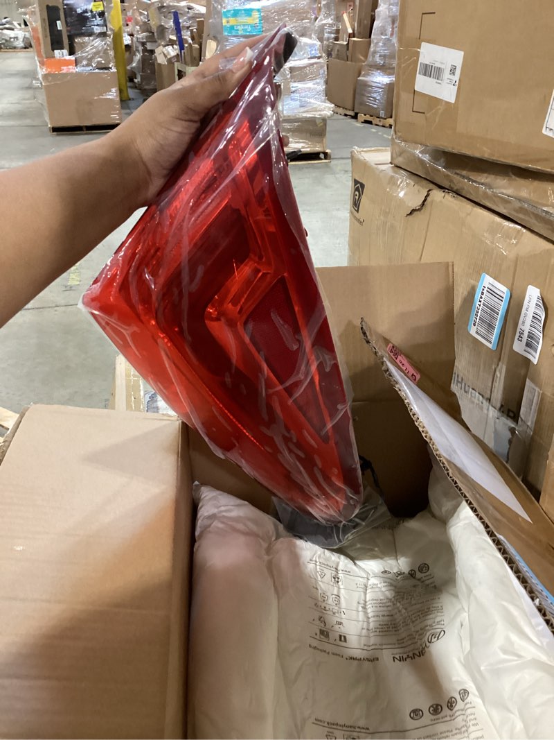 Condition photo showing Good Condition for silscvtt right tail light replacement for xts 2013 2014 2015 2016 2017 brake lamp rear 23238006